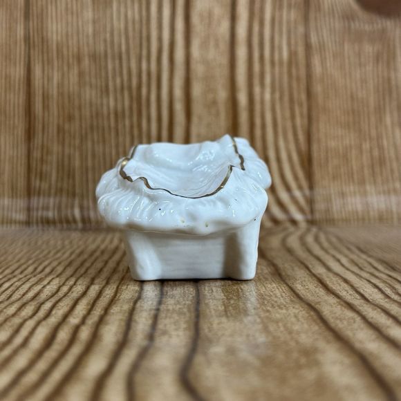 White & Gold Christmas Nativity Set with Baby Jesus figurine 8 Pieces - Picture 4 of 16